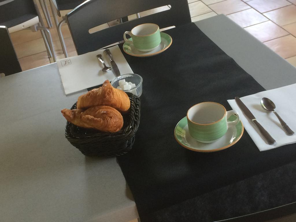 Logis Restaurant Le Flamant Rose Camargue Hotel Albaron